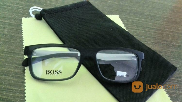 Frame Kacamata Kotak Boss Hitam Ada Besi Pada Tangkainya Cocok Banget Buat Pria Trendy