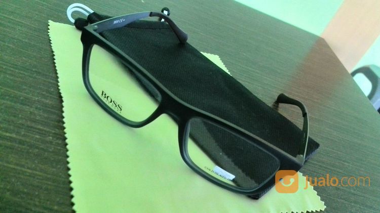 Frame Kacamata Kotak Boss Hitam Ada Besi Pada Tangkainya Cocok Banget Buat Pria Trendy