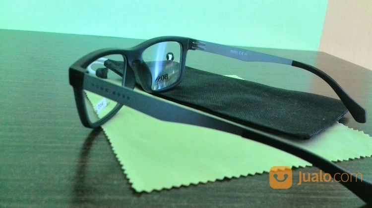 Frame Kacamata Kotak Boss Hitam Ada Besi Pada Tangkainya Cocok Banget Buat Pria Trendy