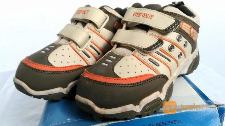 Vektor Tegak Gambar Iklan  Sepatu Ardiles 