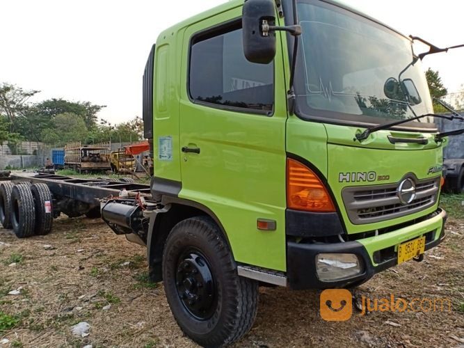 Hino Lohan FM260JW Long  Thn 2013 6x4 Kepala Sasis  Istimewa 