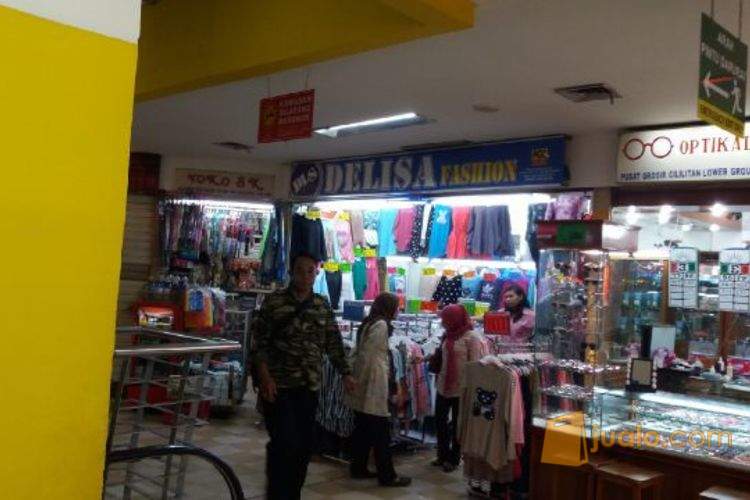  KIOS  2 PINTU  DI MALL PGC CILILITAN dibawah eskalator 