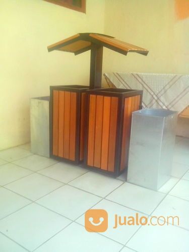 Tong Sampah Kayu Double Atap Segitiga