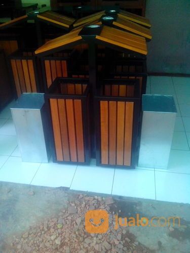 Tong Sampah Kayu Double Atap Segitiga