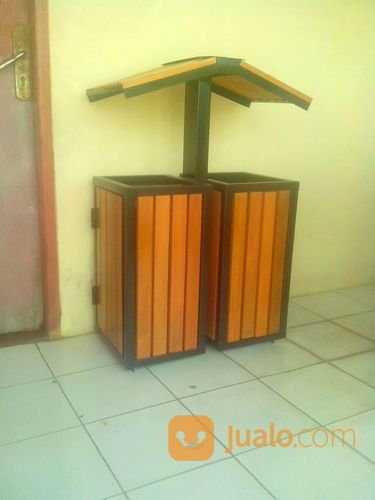 Tong Sampah Kayu Double Atap Segitiga