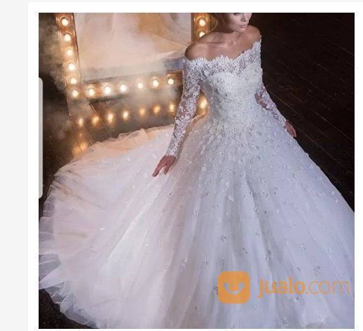 gaun ball gown