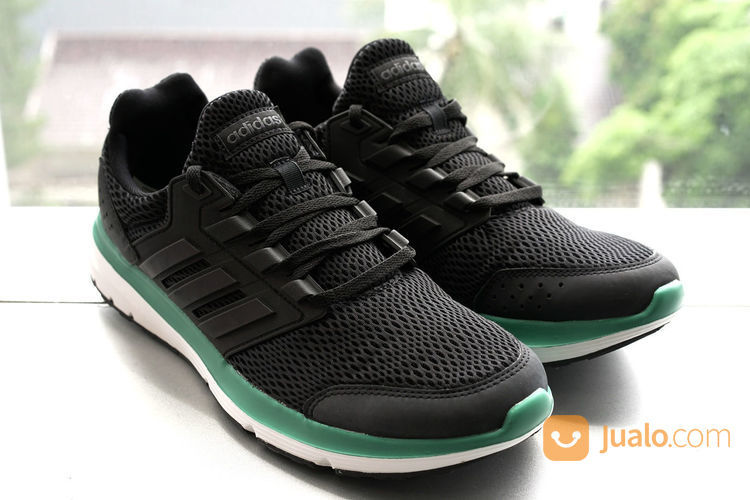 sepatu running black