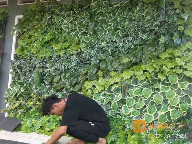Pembuatan Dekorasi Vertical Garden Dengan Pemasangan Daun Sintetis