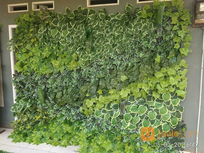 Pembuatan Dekorasi Vertical Garden Dengan Pemasangan Daun Sintetis