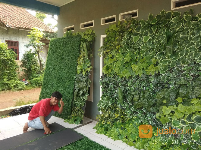 Pembuatan Dekorasi Vertical Garden Dengan Pemasangan Daun Sintetis