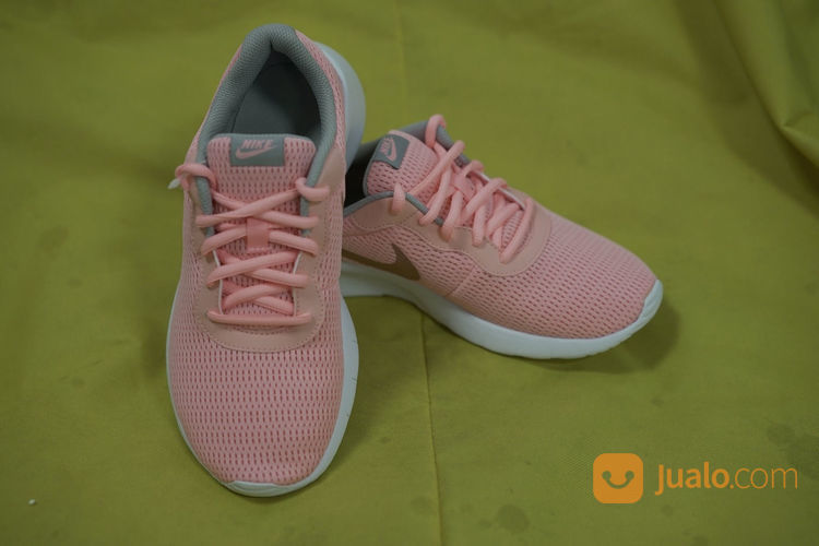 sneaker nike wanita