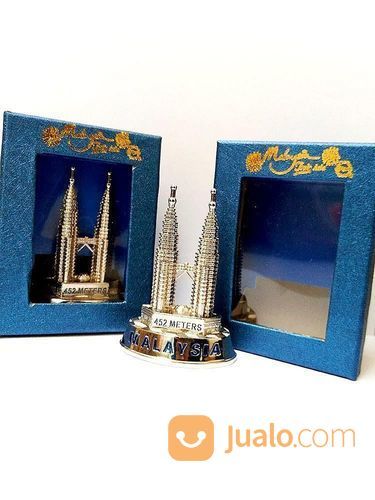 Miniatur Menara Petronas Twin Towers Souvenir Malaysia Replika Pajangan Tower