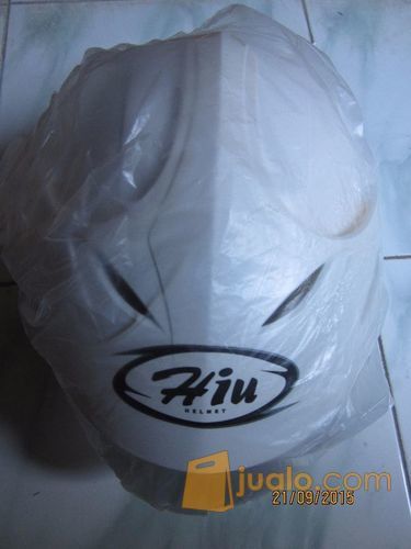 Helm hiu warna putih