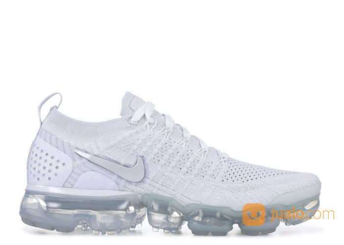 white and grey vapormax flyknit