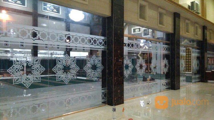 JASA PASANG STIKER SANDBLAST DEKORASI KACA KANTOR DAN MASJID DI MEDAN