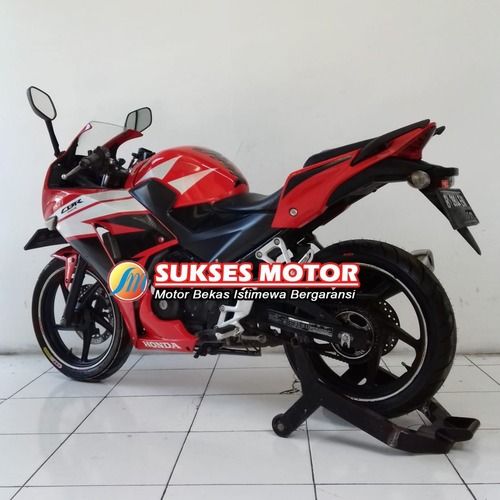 MERAH Mempesona Guys, Honda CBR 150 R Tahun 2016