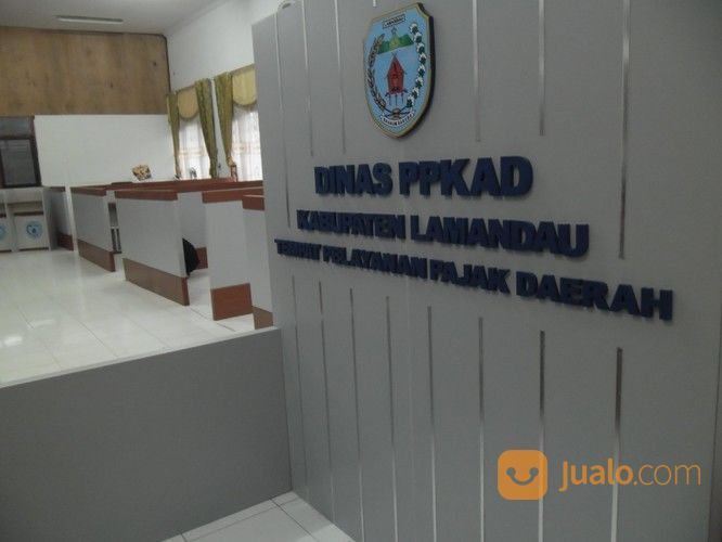 Sekat Ruang Sekaligus Background Kantor Dengan Huruf Nama Perusahan