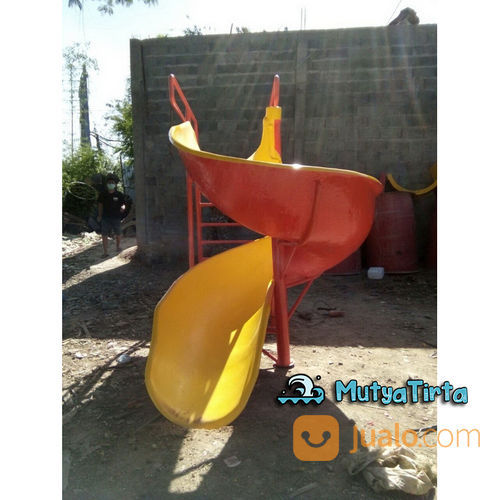 Seluncuran Waterpark Spiral Dengan Tangga Besi