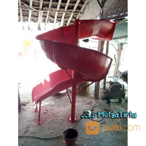 Seluncuran Waterpark Spiral Dengan Tangga Besi