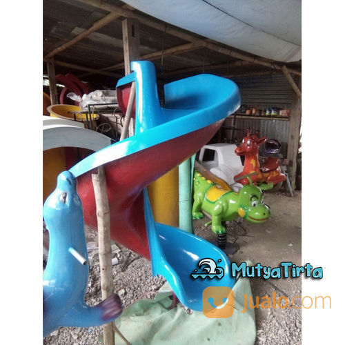 Seluncuran Waterpark Spiral Dengan Tangga Besi