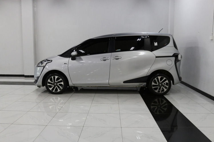 Toyota Sienta V MT 2016 Silver