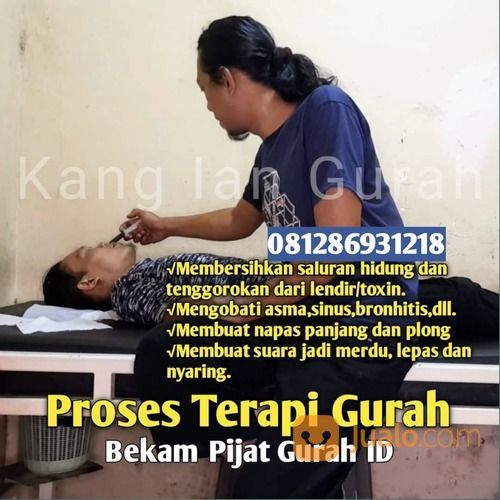 Pasien sedang menjalani pengobatan alternatif di rumah tabib di Kecamatan Gurah