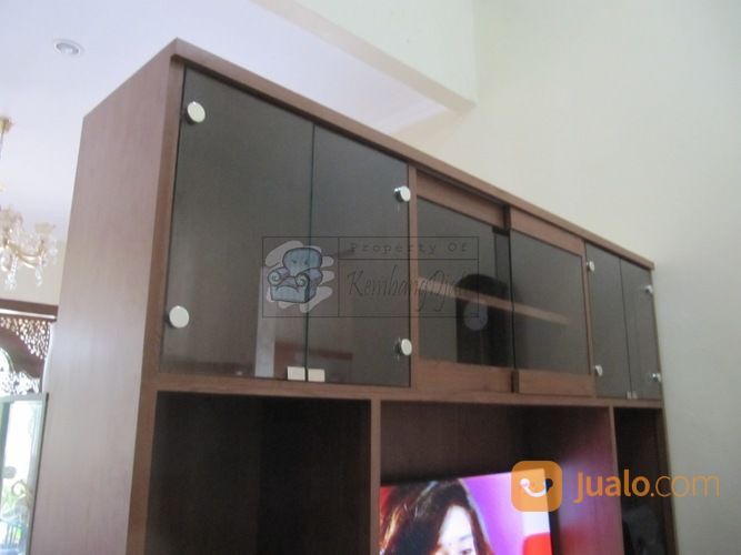 Bufet Rak TV Sebagai Sekat Ruang Tamu Dan Ruang Keluarga