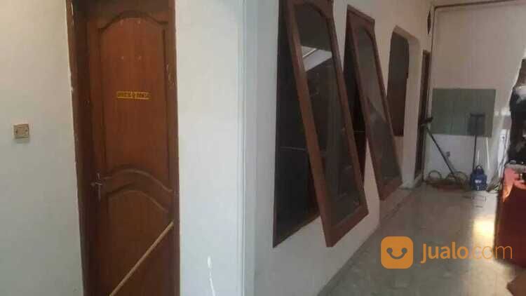 Rumah Artis Film 3 Lantai di Taman Harapan Baru, Bekasi Barat, Kota Bekasi