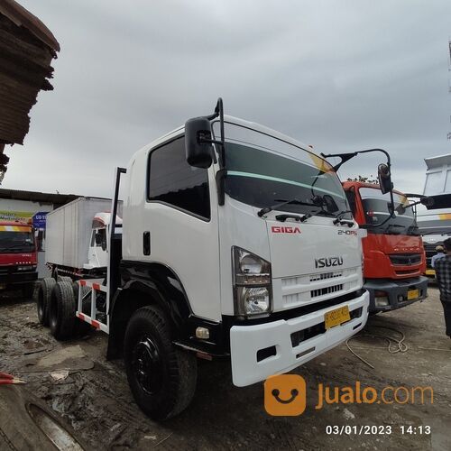 Isuzu Giga FVM 34 Q - 240 PS Head Trailer Tronton 6x2 Tahun 2014