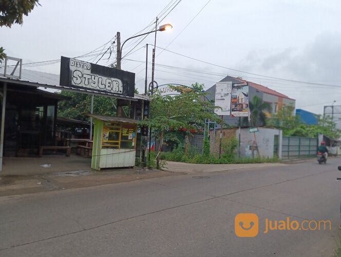Rumah 3 Lantai Pinggir Jalan