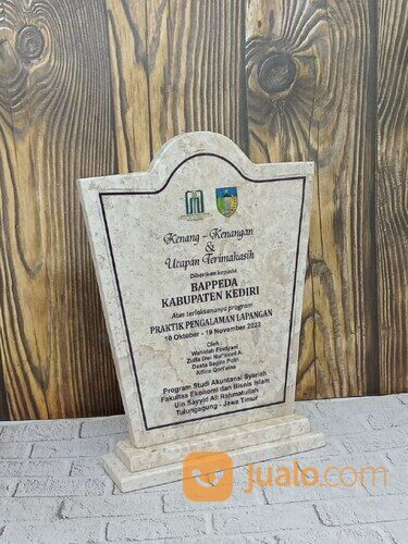 Plakat dan vandel kami tersedia dalam berbagai ukuran dan desain