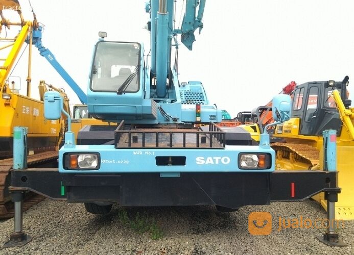 Rough Terrain Crane Kato KR25H-V7 Kapasitas 25 Ton