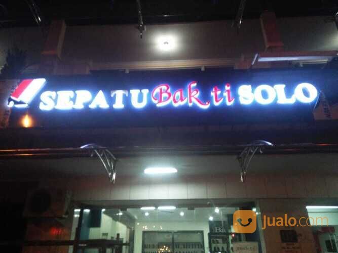 huruf timbul neon box akrilik sticker kaca film toko sepatu tas solo