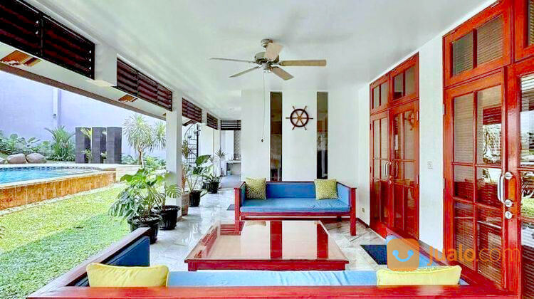 Rumah 2 Lantai ada Kolam Renang Besar & Taman yg Cantik & Luas di Cipete Jak-Sel