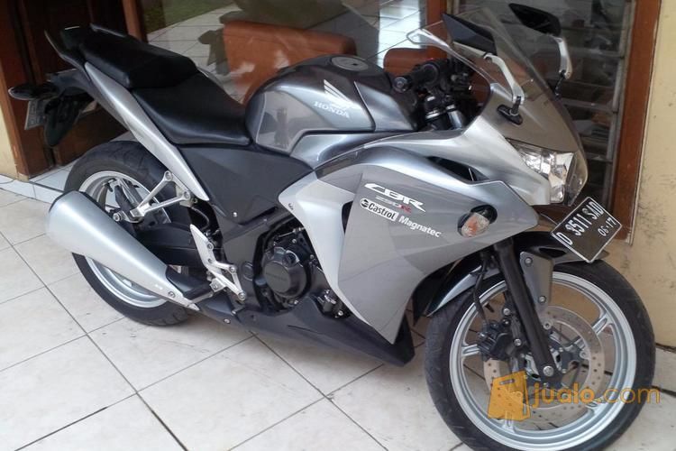 Honda CBR 250 2012 CBU silver Km 12500+ Kondisi 95%