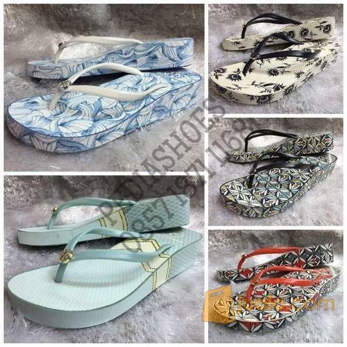 harga sandal tory burch