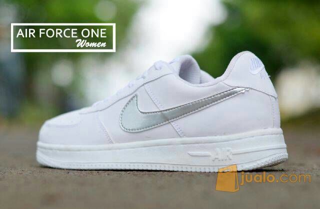 sneaker nike putih