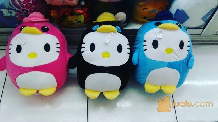 Boneka Hello Kitty kostum pinguin warna pink. Hitam. Biru Ecer & grosiran