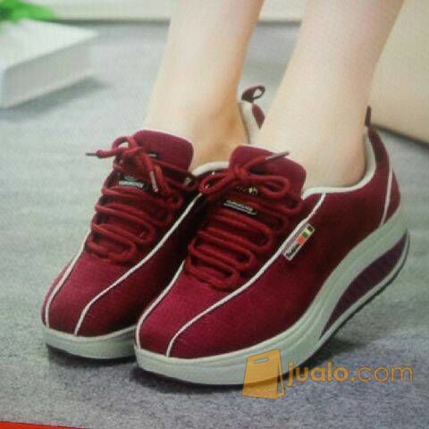  Sepatu  Wanita Garis Maroon Koleksi Sepatu  Kets  Sneaker 