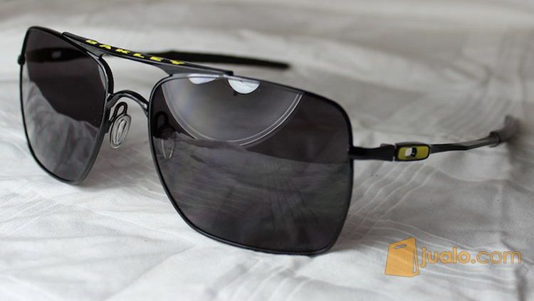 oakley deviation black