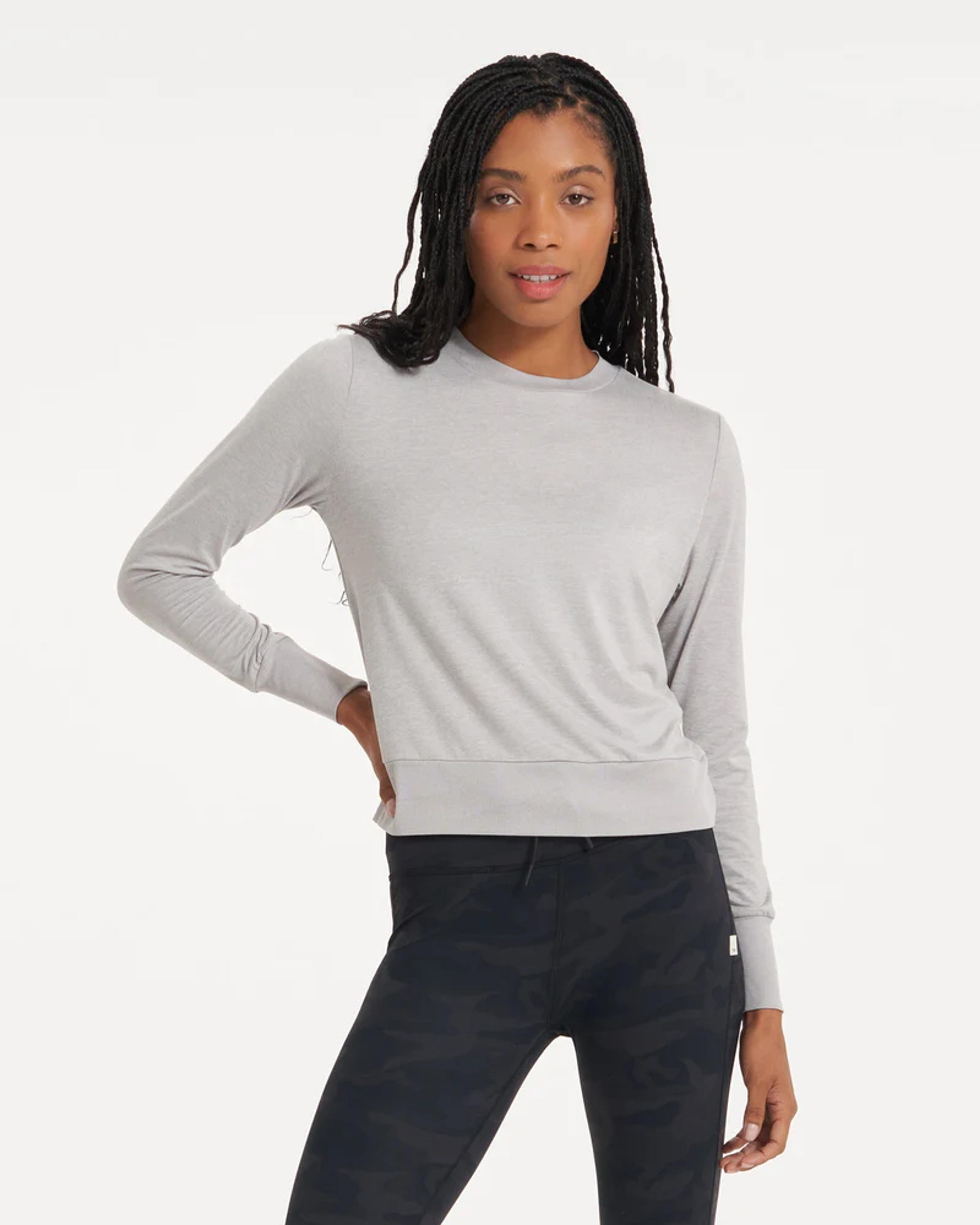 Daydream Crew | Women's Light Heather Grey Shirt | Vuori