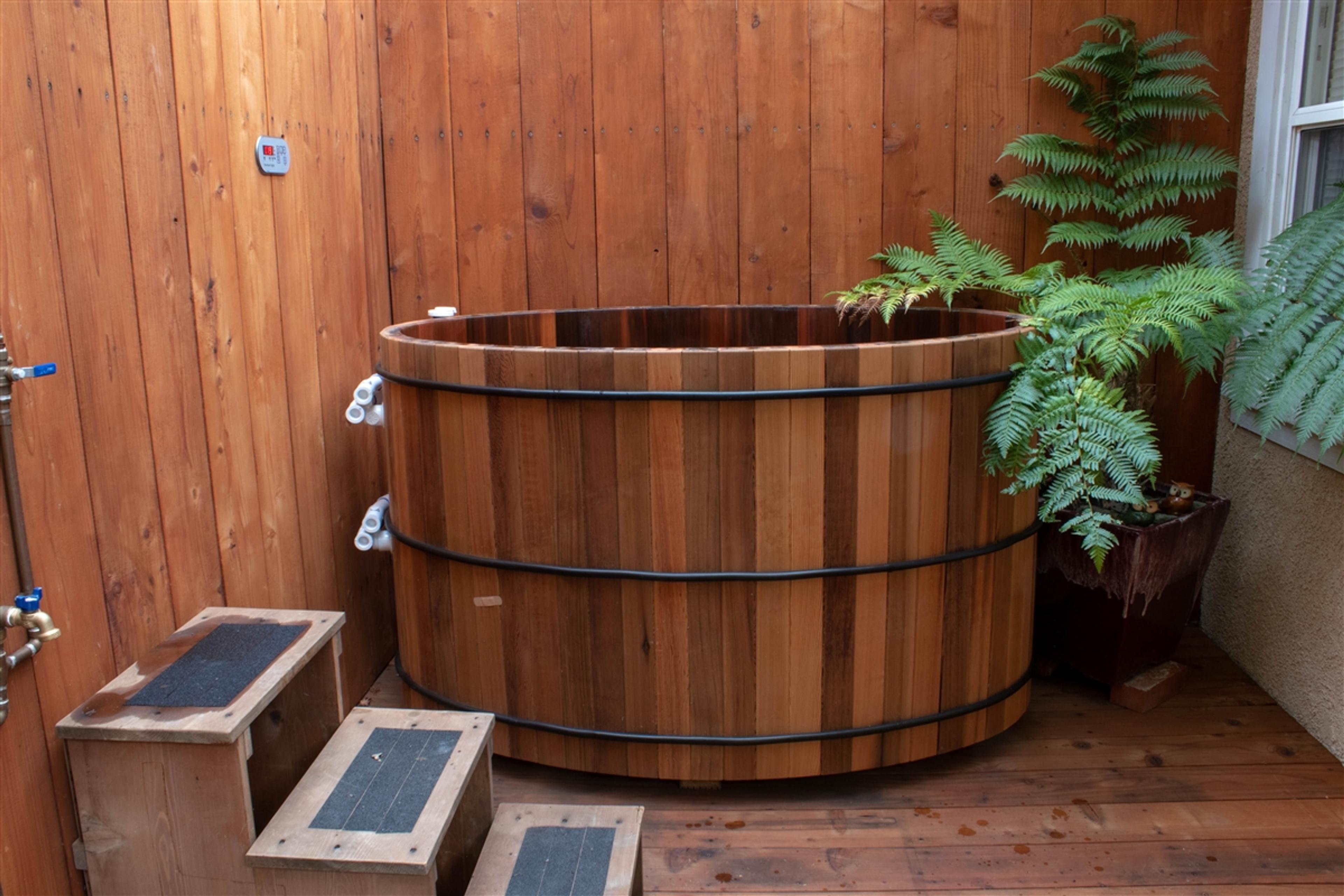 Western Red Cedar Oval Tub - Roberts Hot Tubs