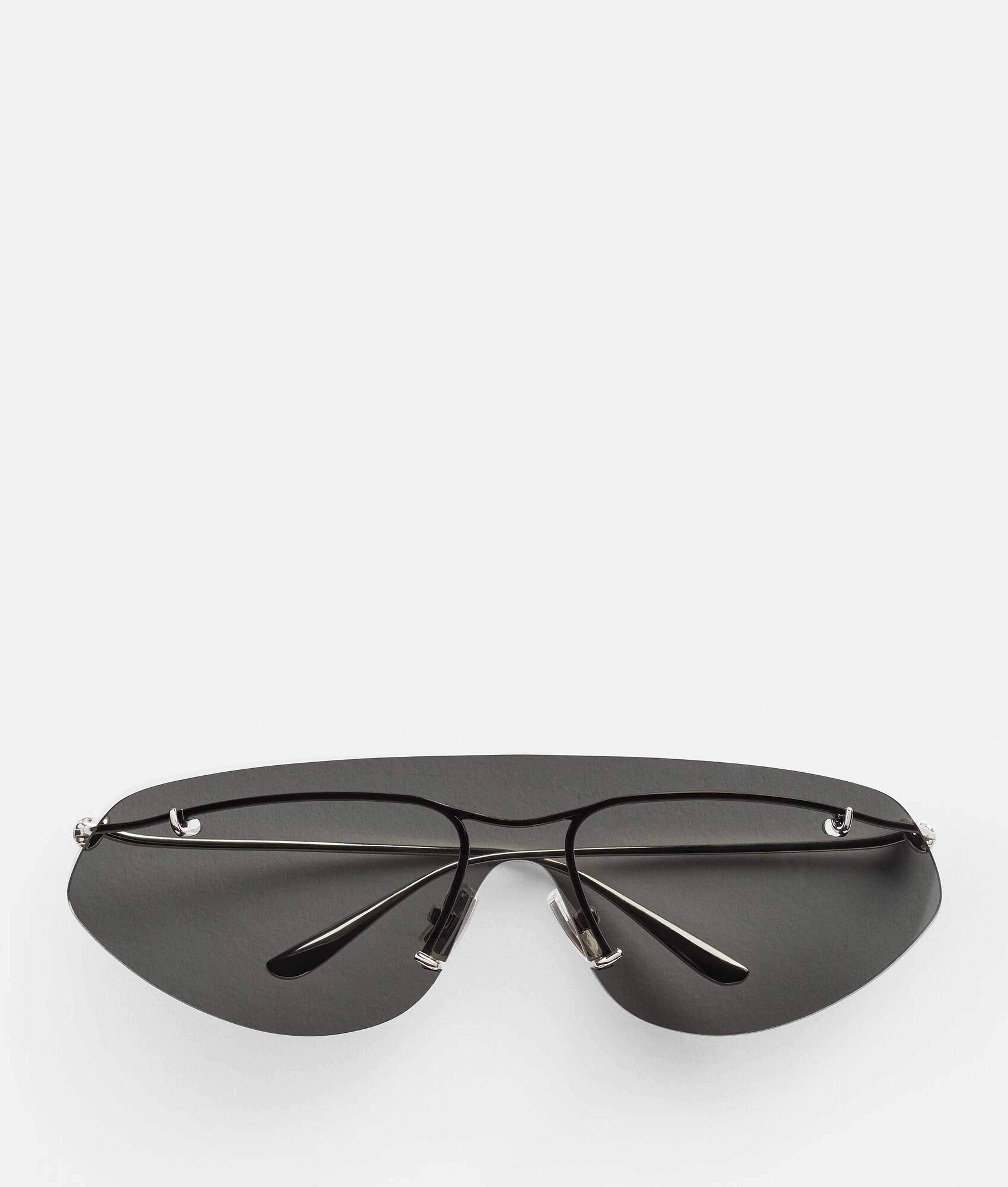 Bottega Veneta® Knot Shield Sunglasses in Silver/grey. Shop online now.