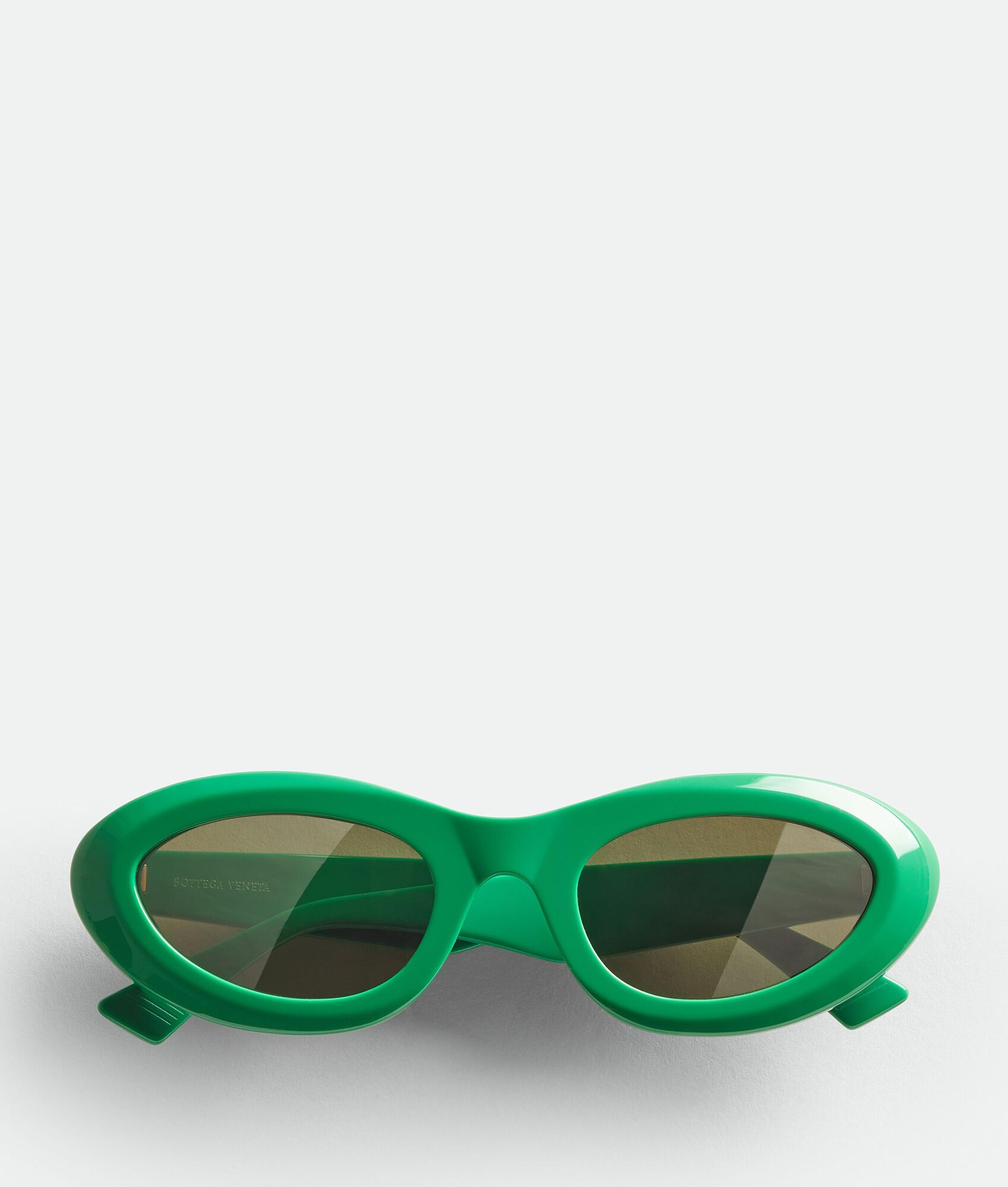 Bottega Veneta® Bombe Round Sunglasses in Green. Shop online now.