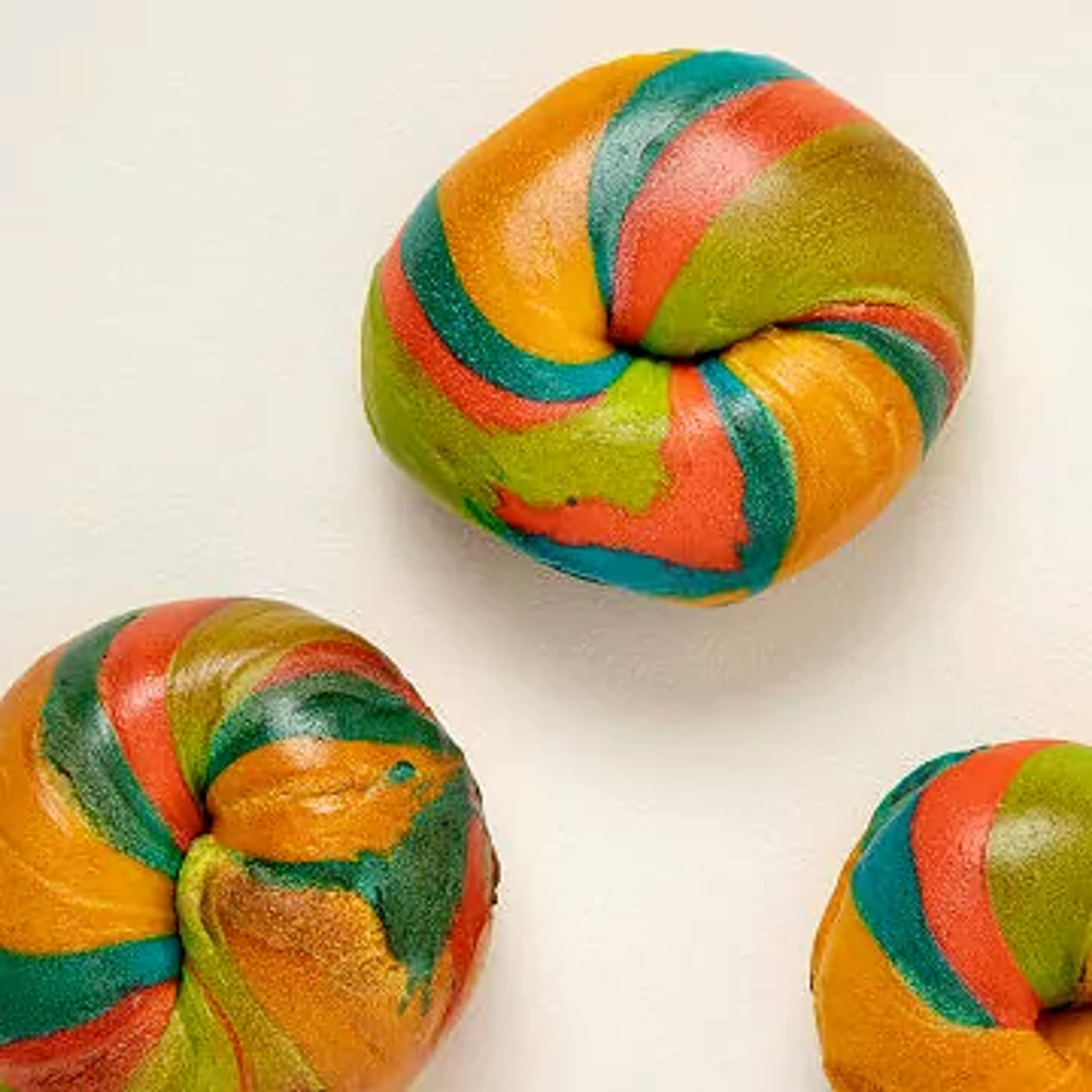 uncommongoods.com/product/make-your-own-rainbow-bagel-kit