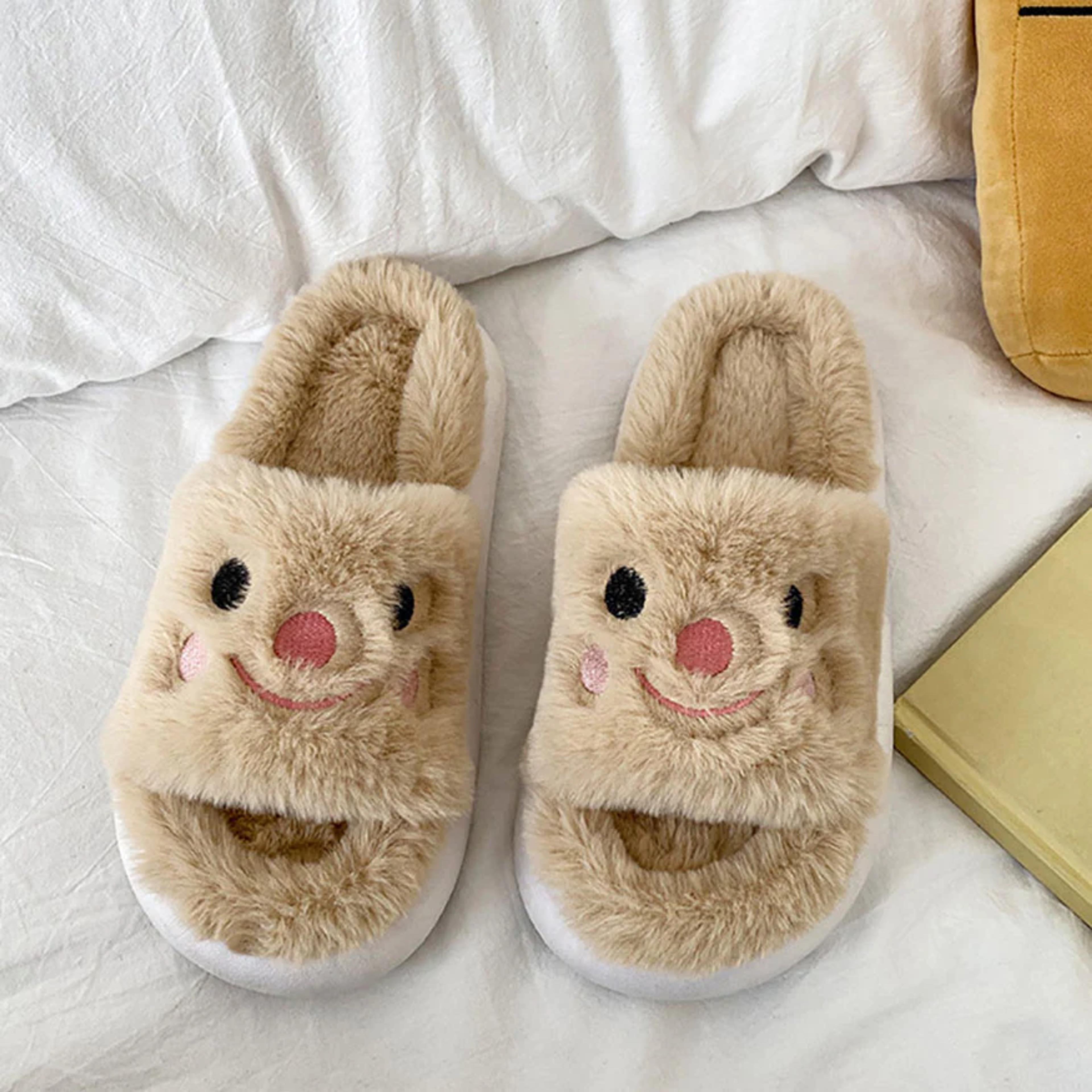 Cute Smiley Fluffy Slippers – OLUOLIN