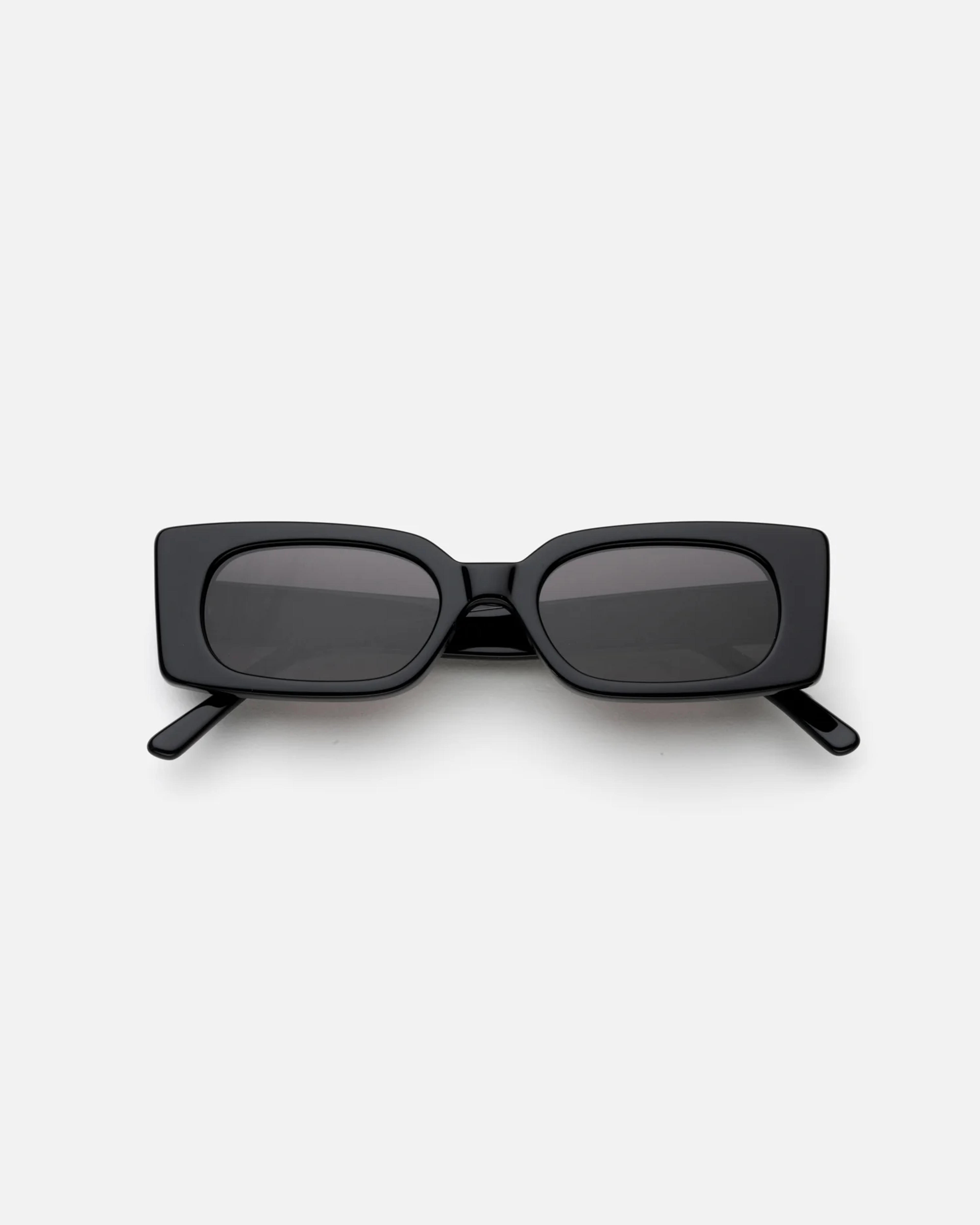 Lu Goldie — ‘Salomé’ sunglasses in Black