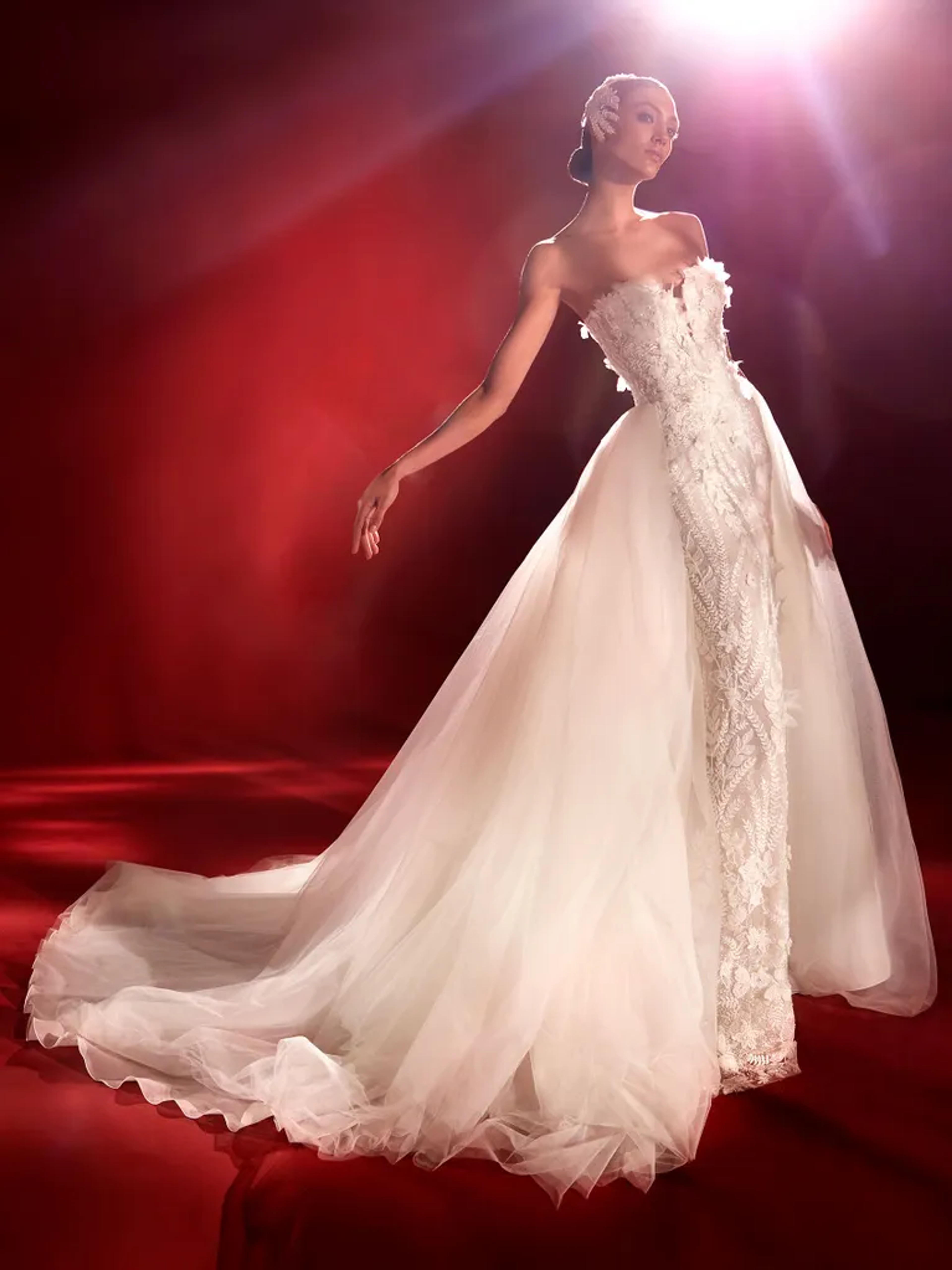 YOSHIDA | Princess wedding dress with sweetheart neckline | Pronovias