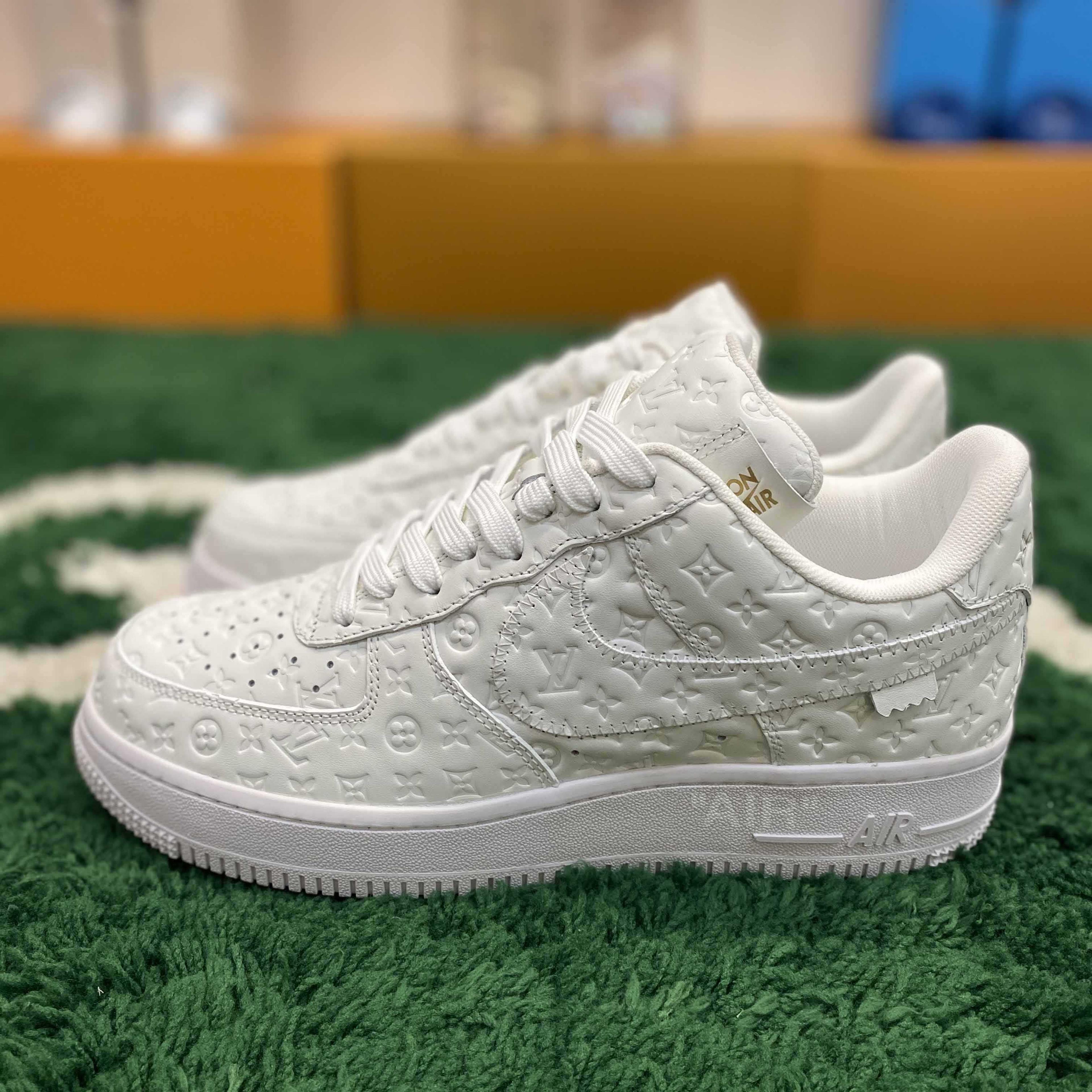 Louis Vuitton LV x Nike Air Force 1 x off-white Sneaker       1A9V