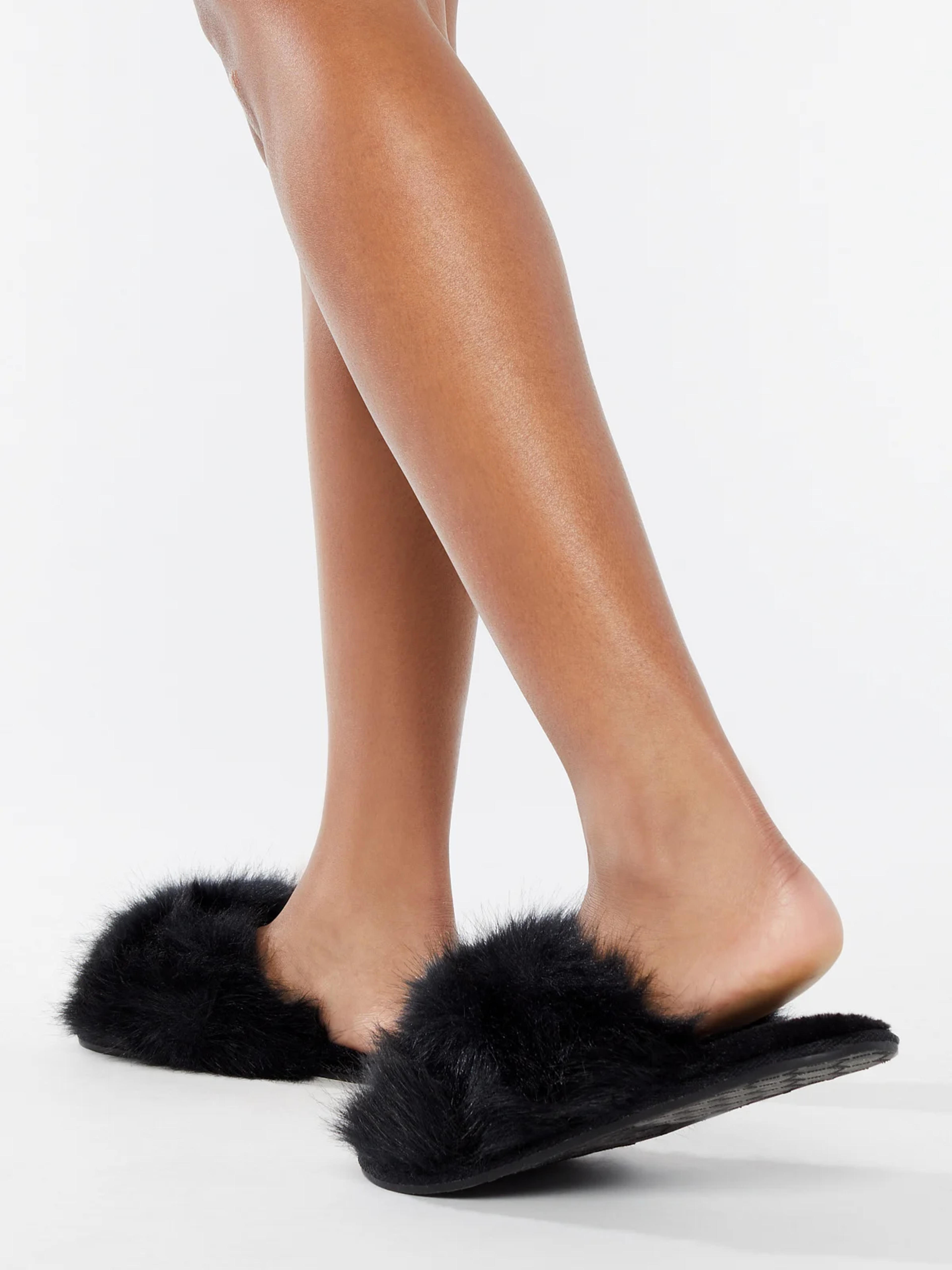 CLF Fluff'd Up Slippers in Black | SAVAGE X FENTY